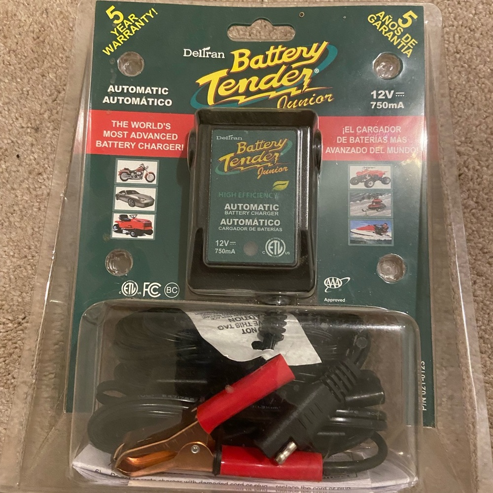 Battery tender junior, automatic battery charger, 12v 750mA, new